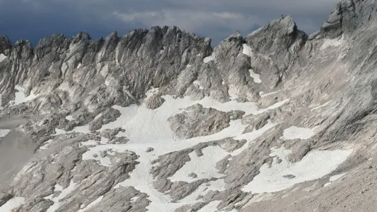 Schnee liegt auf dem Gletscherrest des Südlichen Schneeferners auf dem Zugspitzplatt. (Foto: Angelika Warmuth/dpa/Archivbild)