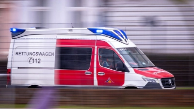Ein Rettungswagen ist mit Blaulicht im Einsatz. (Foto: Jens Büttner/dpa/Symbolbild)