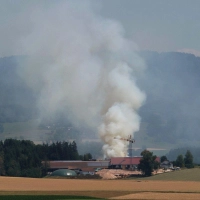 Die Rauchsäule des Brandes war weithin sichtbar.  (Foto: Th. Krenn/Zema Medien/dpa)