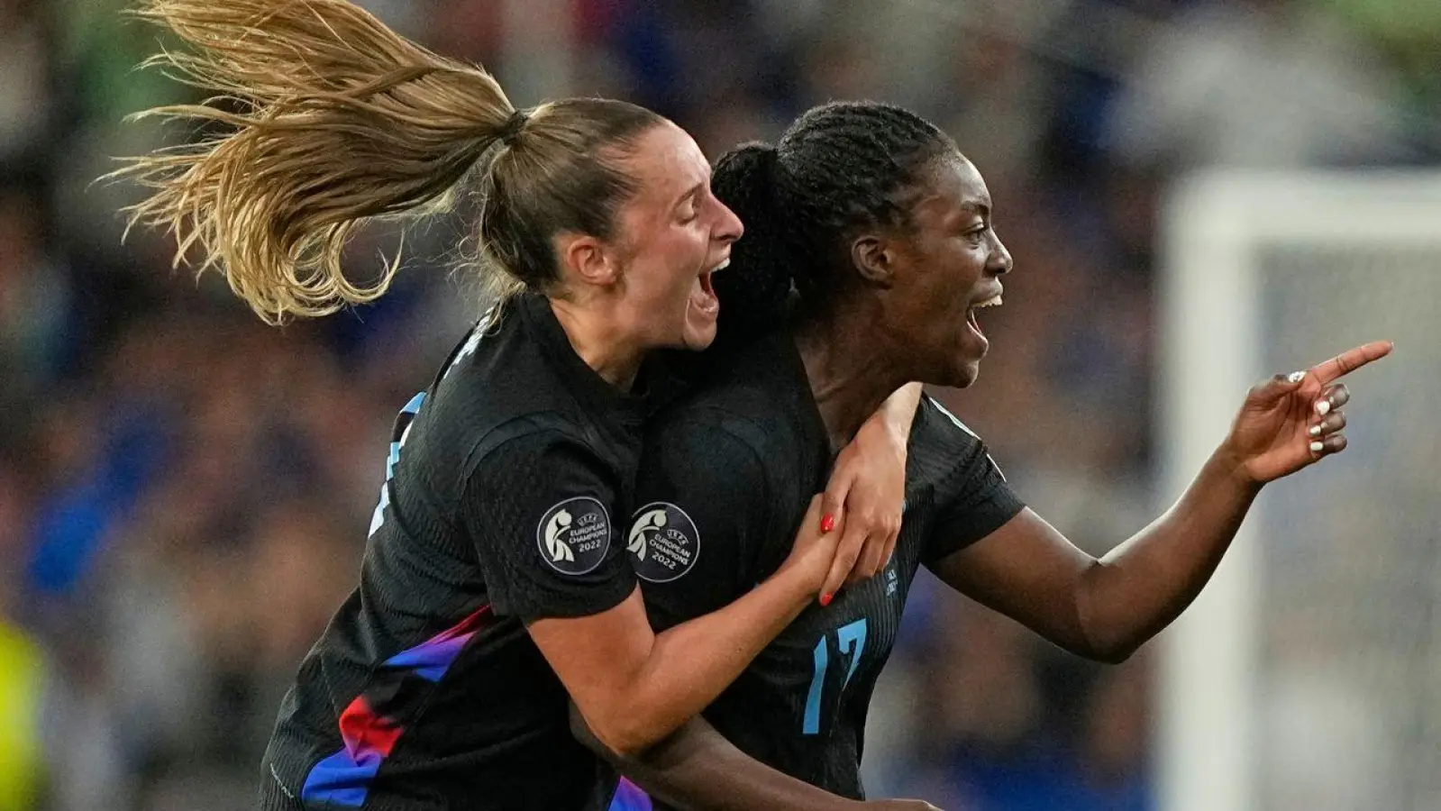 Englands Michelle Agyemang (r) feiert mit Ella Toone ihr spätes 1:1. (Foto: Martin Meissner/AP/dpa)