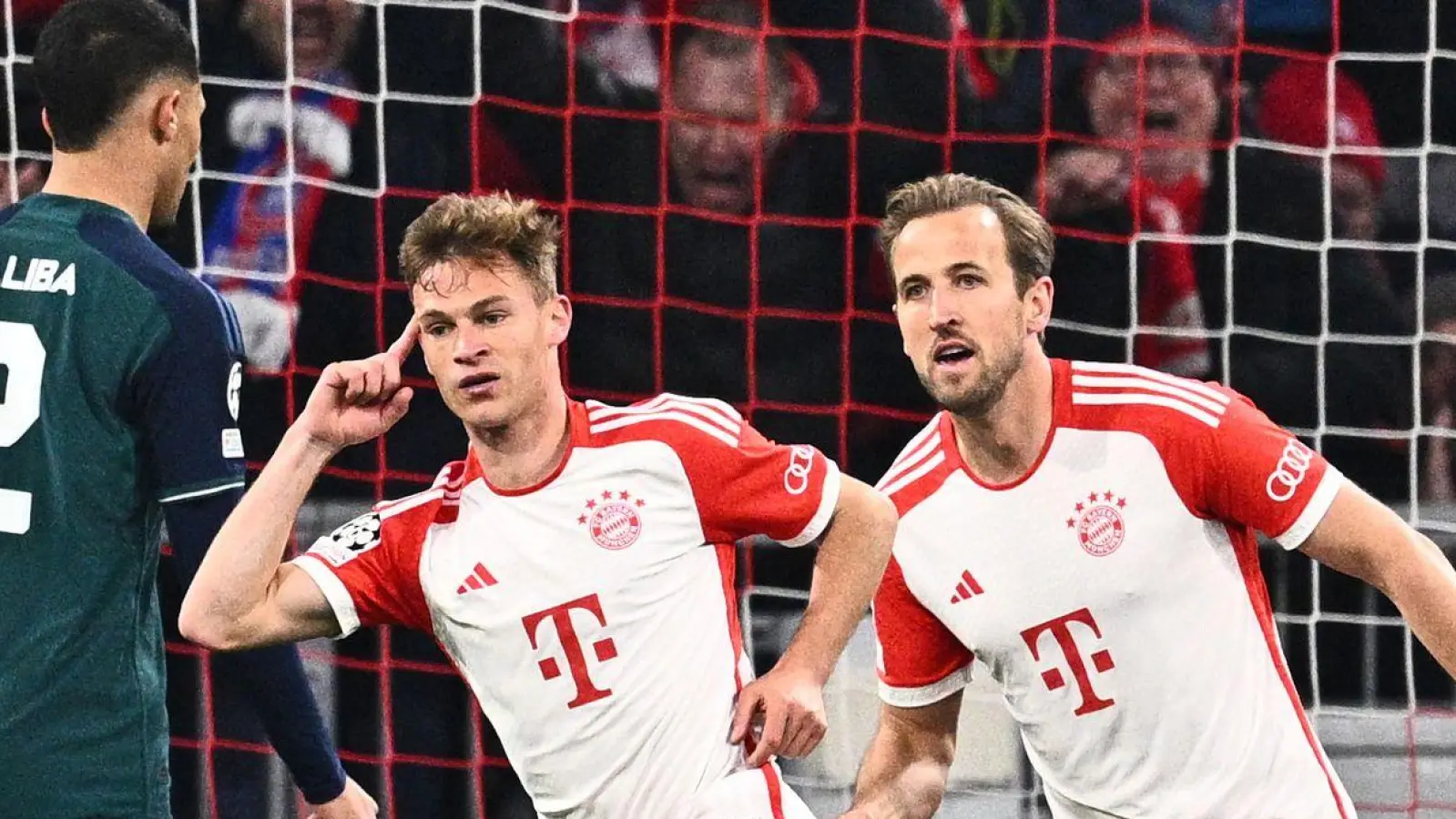 Bayerns Joshua Kimmich (M) jubelt nach seinem 1:0 Führungstreffer mit Bayerns Harry Kane (r). (Foto: Tom Weller/dpa)