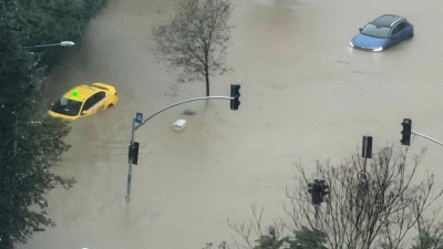 Viele Autos blieben auf überschwemmten Straßen liegen.  (Foto: Egecan Ozguner/AP/dpa)