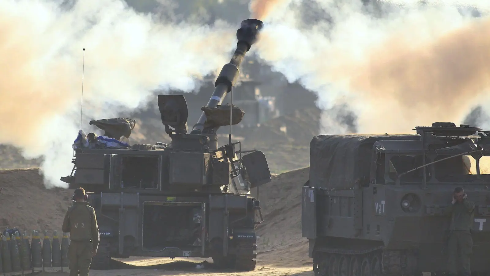 Eine israelische Artillerie feuert in Richtung des Gazastreifens. (Foto: Ilan Assayag/JINI/XinHua/dpa)