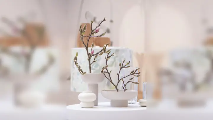 Was man nicht sieht: Ein Sieb im unteren Teil dieser Vasen namens Miyabi von Blomus hält die Zweige an Ort und Stelle. Die Gefäße sind von japanischen Kunst des Ikebana inspiriert und waren auf der Konsumgütermesse Ambiente zu sehen. (Foto: Franziska Gabbert/dpa-tmn)