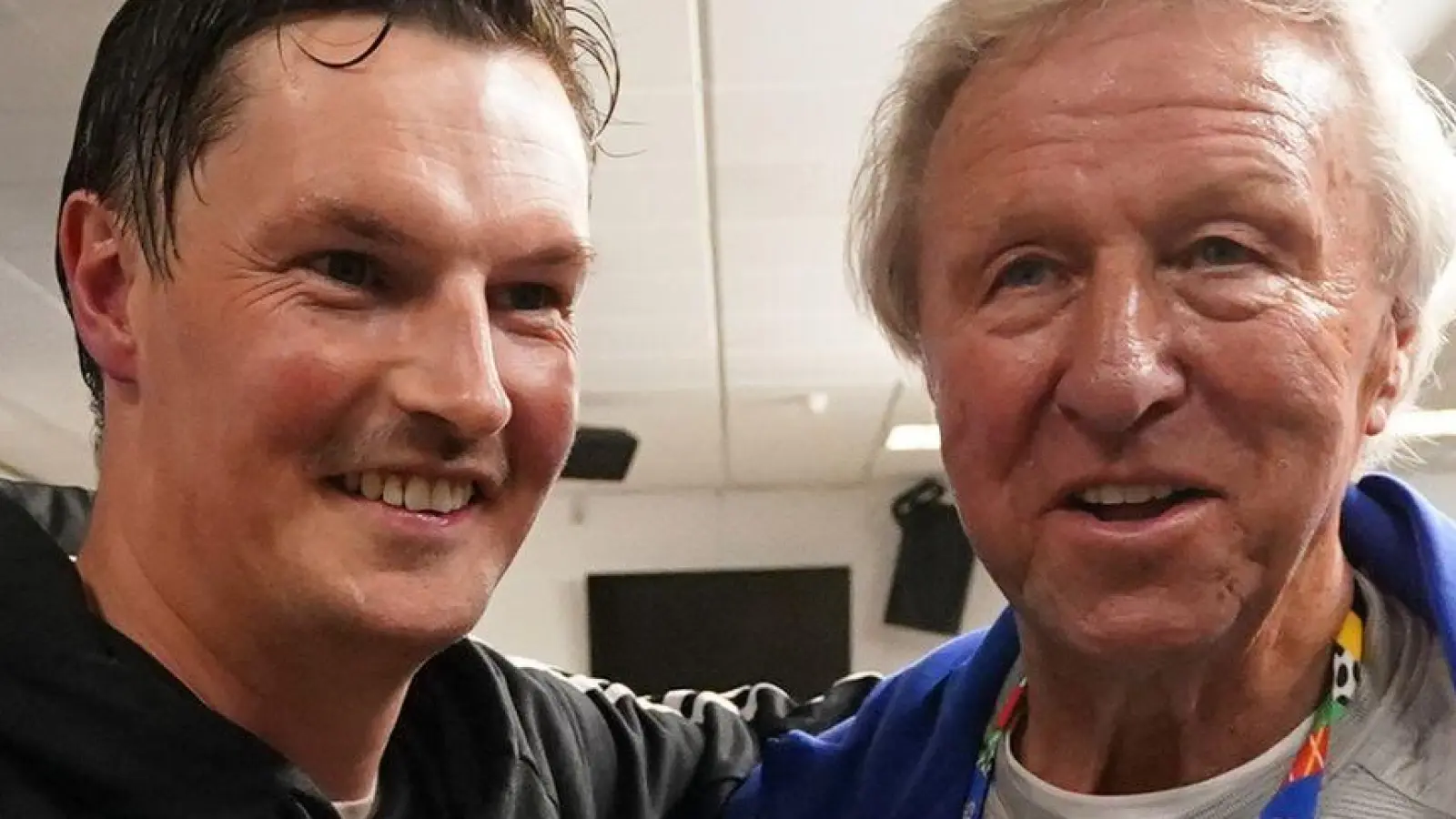 Horst Hrubesch (r) nach dem HSV-Aufstieg mit Trainer Merlin Polzin. (Foto: Marcus Brandt/dpa)