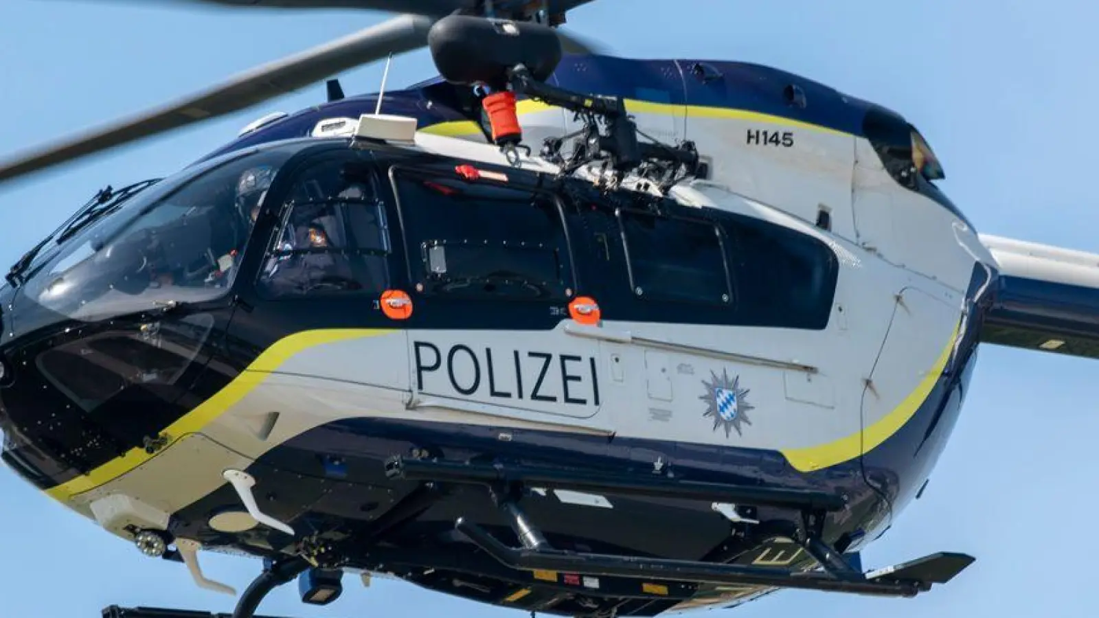 Mit einem Polizeihubschrauber wurde nach einem verschwundenen 15-Jährigen gesucht. (Symbolbild) (Foto: Stefan Puchner/dpa)