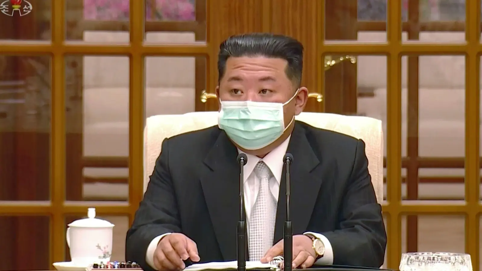 Nordkoreas Machthaber Kim Jong-un trägt während eines Treffens zum ersten Corona-Fall im Land einen Mund-Nasen-Schutz. (Foto: Uncredited/KRT/AP/dpa)