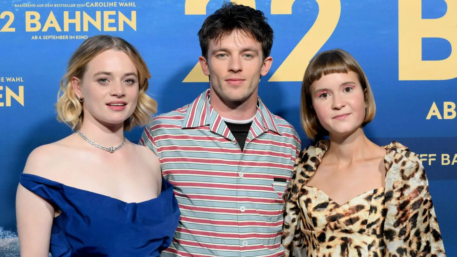 Die Schauspieler Luna Wedler und Jannis Niewöhner mit der Autorin Caroline Wahl (rechts) bei der Premiere des Films „22 Bahnen“ in Berlin am 24. August. (Archivbild) (Foto: Felix Hörhager/dpa)