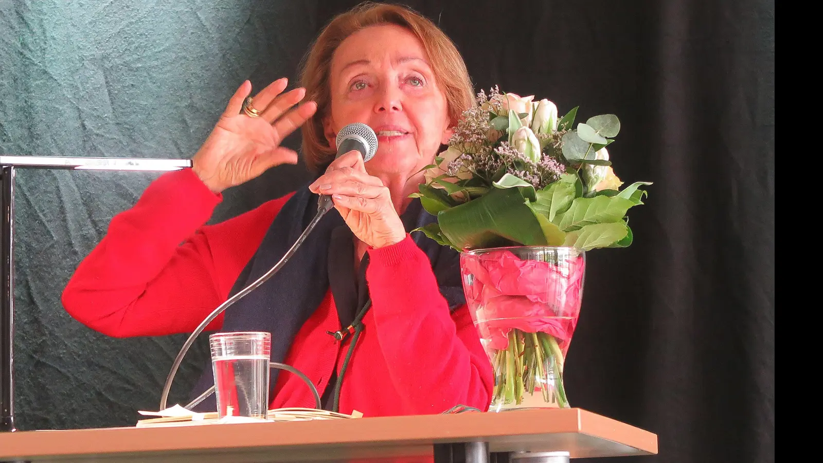 Eva Umlauf, die als Zweijährige das KZ Auschwitz überlebte, referierte vor den 9. Klassen der Realschule Heilsbronn. (Foto: Eckard Dürr)