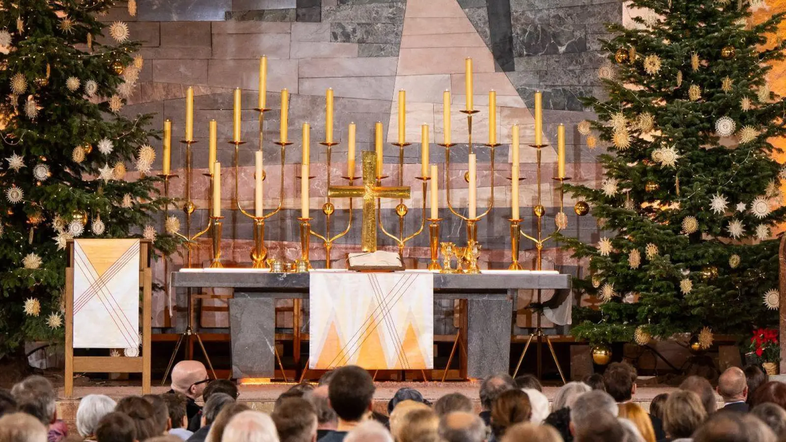 Der Landesbischof der Evangelischen Kirche Bayern, Christian Kopp, predigt während der Weihnachtsgottesdienstes in der Kirche St. Matthäus in München. (Foto: Lennart Preiss/dpa)