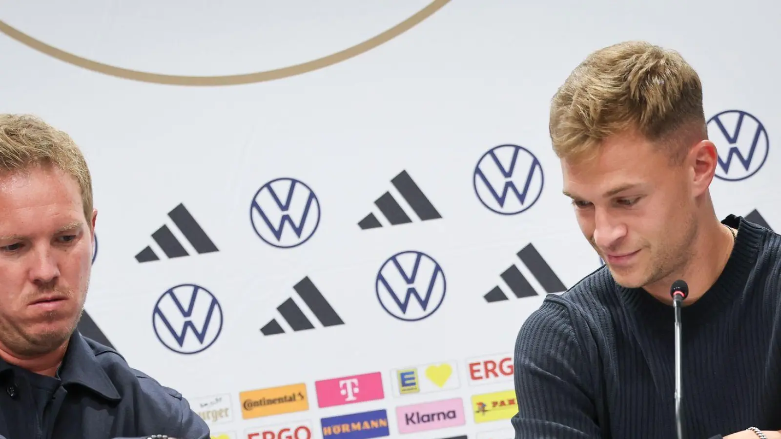 Joshua Kimmich (r) macht sich über die Transfersummen im Fußball seine Gedanken.  (Foto: Christian Charisius/dpa)