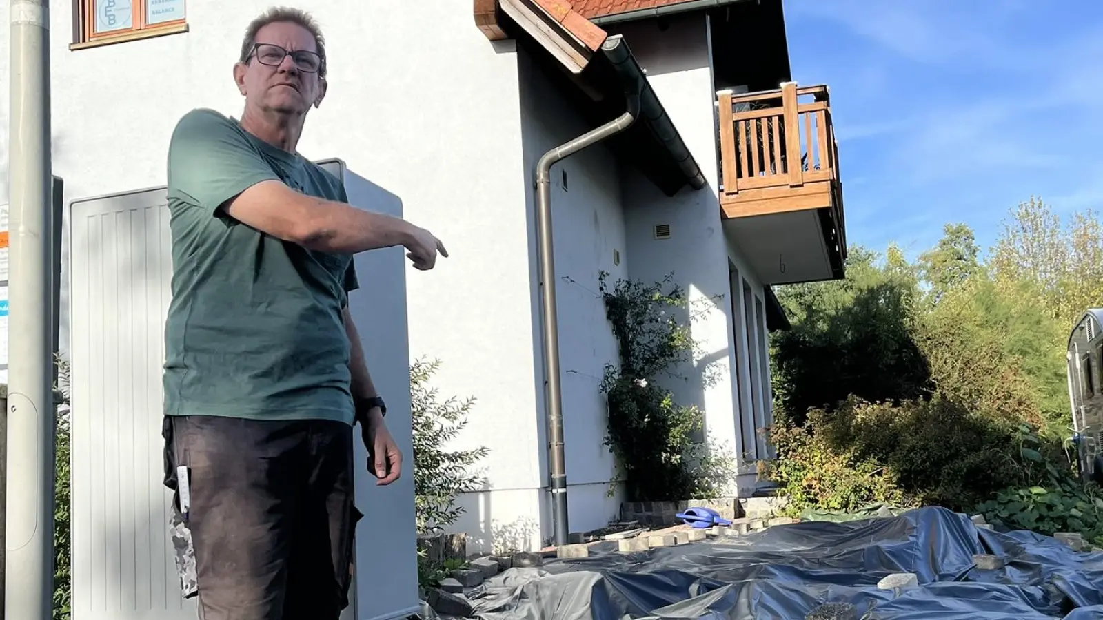 Claus Eichner vor dem Verteiler. Rechts dahinter unter der Plane will er den Carport errichten. (Foto: Karl-Heinz Panzer)