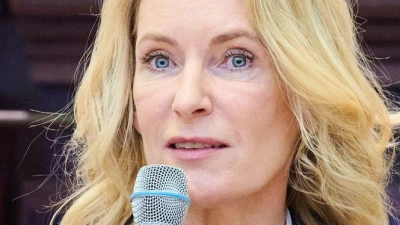 Maria Furtwängler bei der Vorstellung der Studie in der Bayerischen Landesvertretung in Berlin. 2016 gründete Furtwängler mit ihrer Tochter Elisabeth die Stiftung „MaLisa“, die sich für die Gleichberechtigung von Frauen einsetzt.  (Foto: Annette Riedl/dpa)