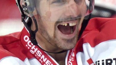 Carrick (L) gewann mit seinem Team einst den Sprengler Cup. (Archivbild) (Foto: picture alliance / dpa)