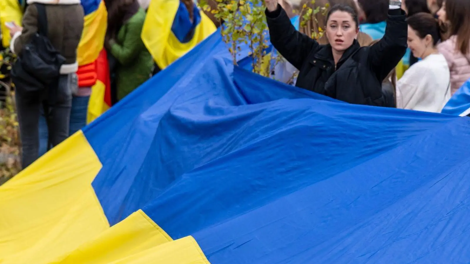 Frauen, Männer und Kinder nehmen mit Fahnen und Transparenten an einer spontanen Kundgebung vor der bayerischen Staatskanzlei angesichts der Lage in der Ukraine teil. (Foto: Peter Kneffel/Deutsche Presse-Agentur GmbH/dpa/Archivbild)