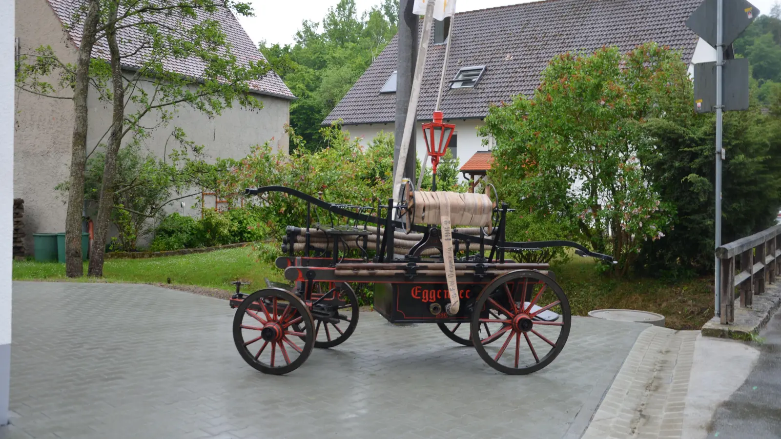 Die Feuerwehr-Spritze Sachsen/Eggensee aus dem Jahr 1880 wurde den Festbesuchern gezeigt. (Foto: Christa Frühwald)