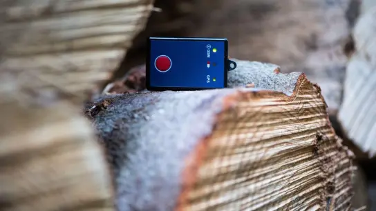 Mit dem Einsatz von batteriebetriebenen GPS-Sendern sollen gestohlene Baumstämme der Hessenforst geortet werden. (Foto: Swen Pförtner/dpa)