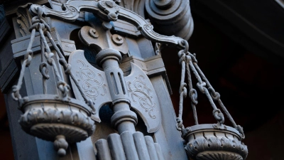 Prozessbegleitung soll es für alle Opfer schwerer Straftaten geben. (Symbolbild)  (Foto: Fabian Sommer/dpa)