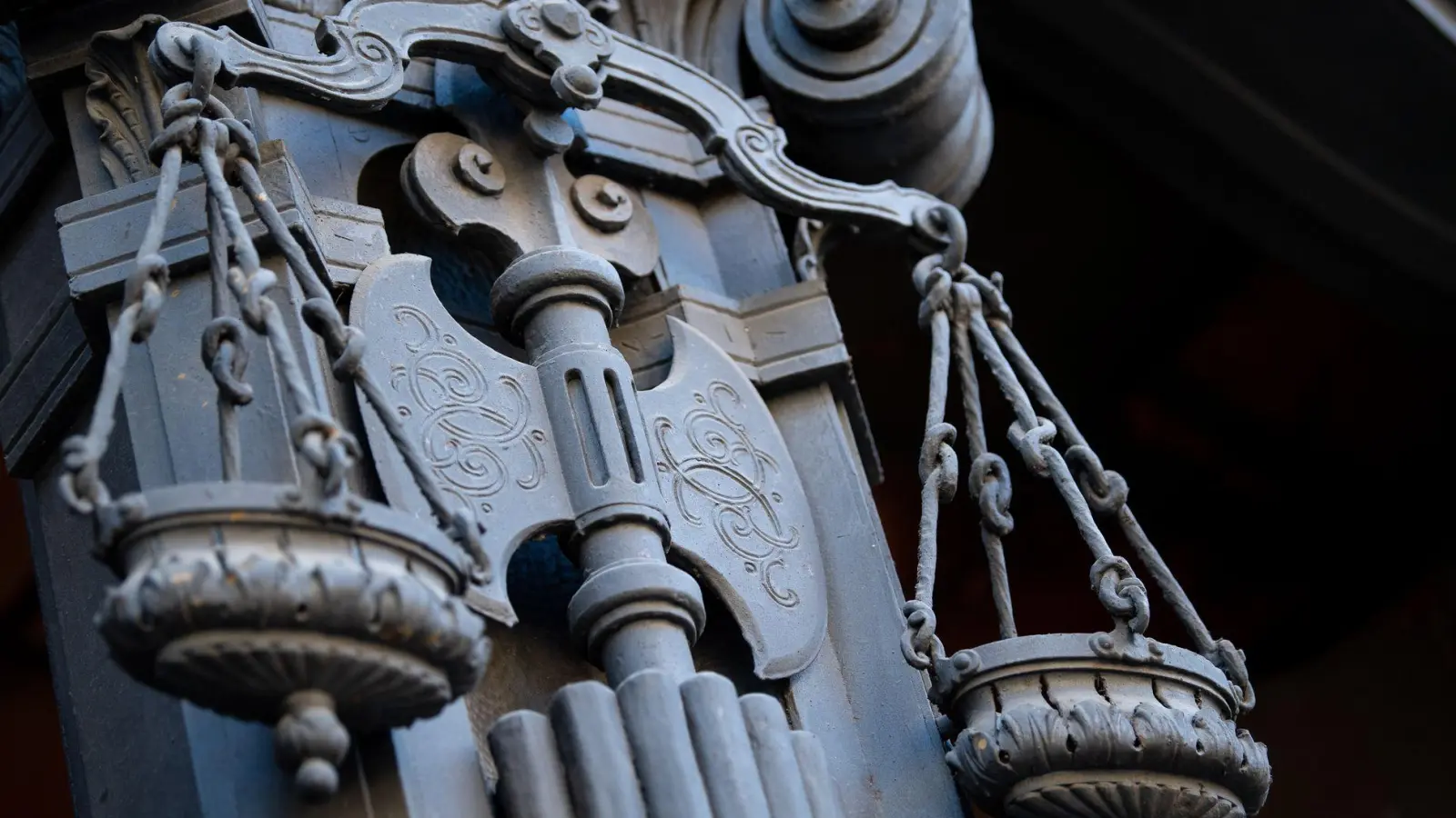 Prozessbegleitung soll es für alle Opfer schwerer Straftaten geben. (Symbolbild)  (Foto: Fabian Sommer/dpa)