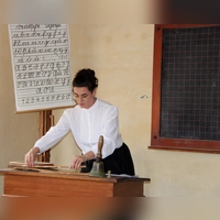 Vom Schulalltag vor einer einklassigen Dorfschule Anfang des 20. Jahrhunderts erzählt das „Fräulein Lehrerin“ im Schulhaus aus Pfaffenhofen.  (Foto: Christine Berger)