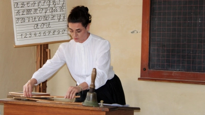 Vom Schulalltag vor einer einklassigen Dorfschule Anfang des 20. Jahrhunderts erzählt das „Fräulein Lehrerin“ im Schulhaus aus Pfaffenhofen.  (Foto: Christine Berger)