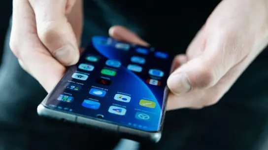 Die Listenpreise des Xiaomi 12 Pro starten bei 1050 Euro. Im Handel ist das Smartphone teils aber schon für weniger als 900 Euro zu haben. (Foto: Franziska Gabbert/dpa-tmn)