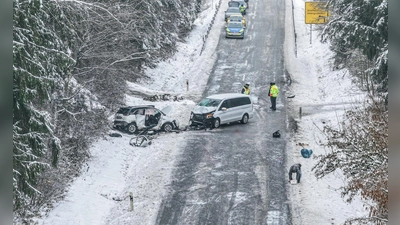 Ein Unfall mit zwei Toten ereignet sich  im Landkreis Dingolfing-Landau. (Foto: Jason Tschepljakow/dpa)