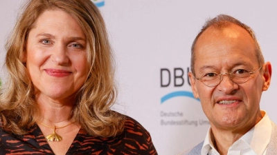 Die Klimajuristin Roda Verheyen und der Membranfilter-Ingenieur Klaus Vossenkaul haben den diesjährigen Deutschen Umweltpreis erhalten. (Foto: Thomas Banneyer/dpa)