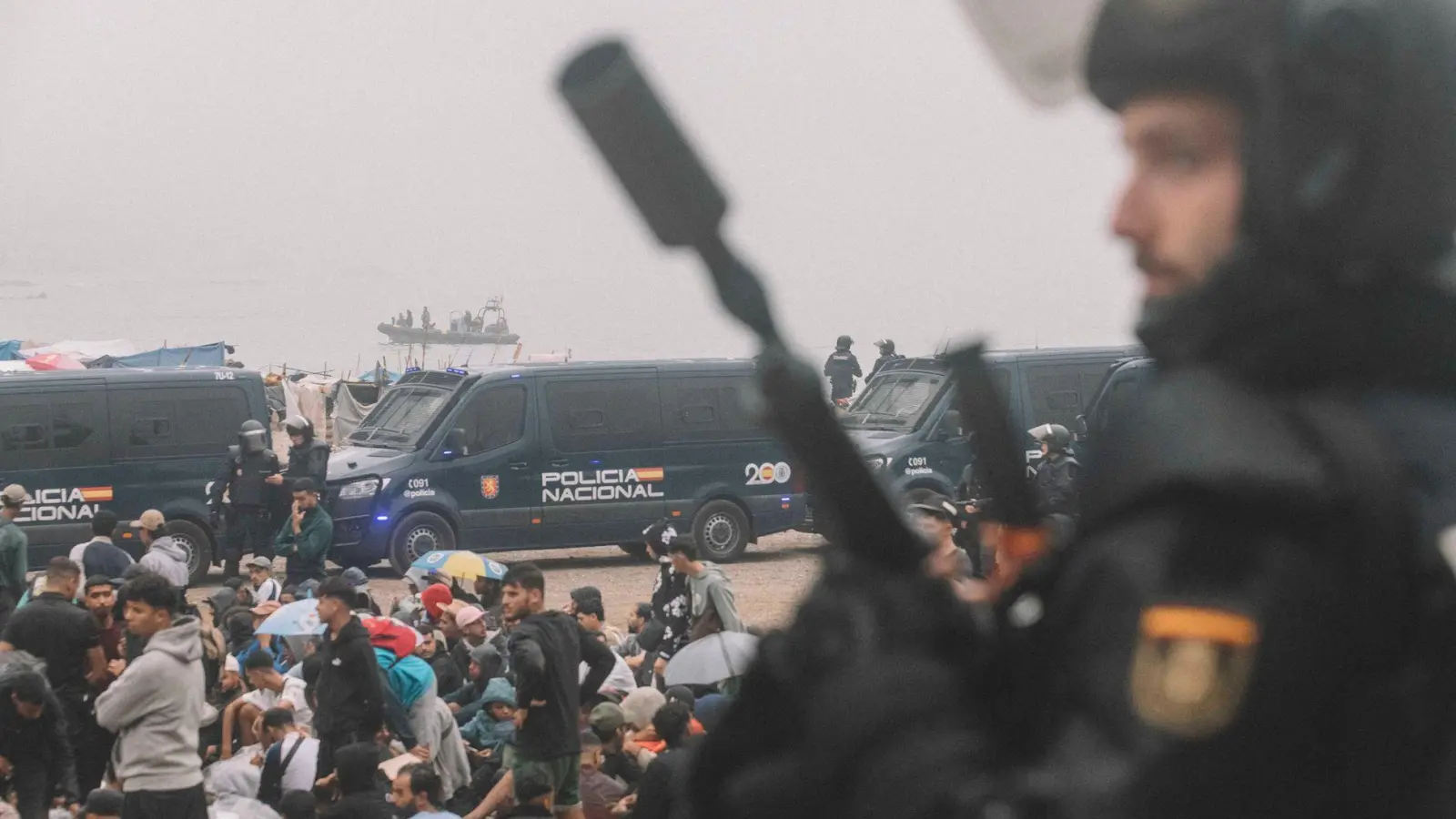 Migranten wurden in Ceuta von starken spanischen Polizeikräften von einem Hüttenlager am Strand fortgebracht.  (Foto: Fabian Suspensivo/ZUMA Press Wire/dpa)