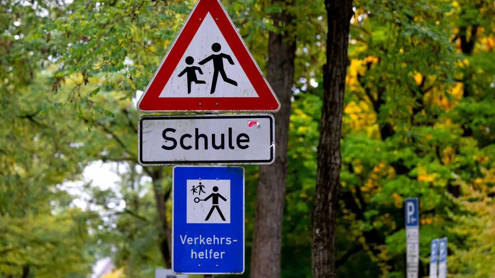 In die Bewertung des ACE-Schulweg-Index ist das Verhalten von sogenannten Elterntaxis sowie die Verkehrsinfrastruktur im nahen Schulumfeld eingeflossen. (Foto: Sven Hoppe/dpa)