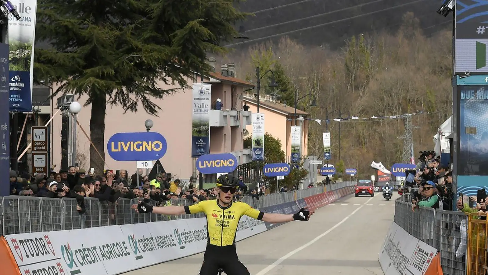 Jonas Vingegaard gewann die fünfte Etappe der Fernfahrt Tirreno-Adriatico als Solist. (Foto: Fabio Ferrari/LaPresse/AP/dpa)