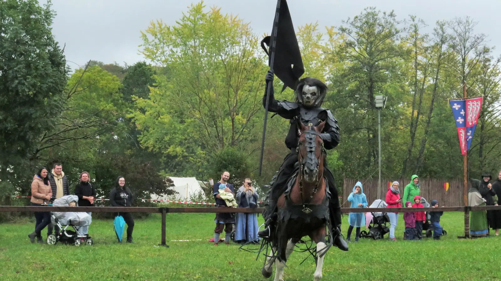 Die Ritter trotzen dem Regen: Das Mittelalterspektakel in Feuchtwangen. (Foto: Alexander Schäffer)