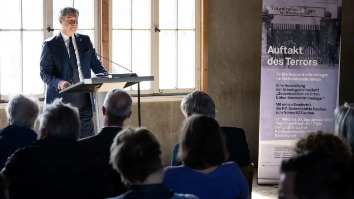 Markus Söder nimmt in der KZ-Gedenkstätte Dachau bei der Eröffnung der Ausstellung teil. (Foto: Sven Hoppe/dpa)