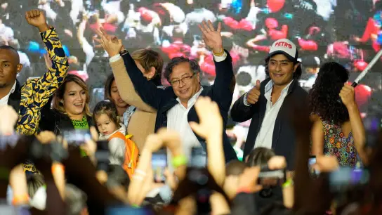 Gustavo Petro (M), Präsidentschaftskandidat der Koalition des Historischen Paktes, winkt am Wahlabend in Bogota seinen Anhängern. (Foto: Fernando Vergara/AP/dpa)