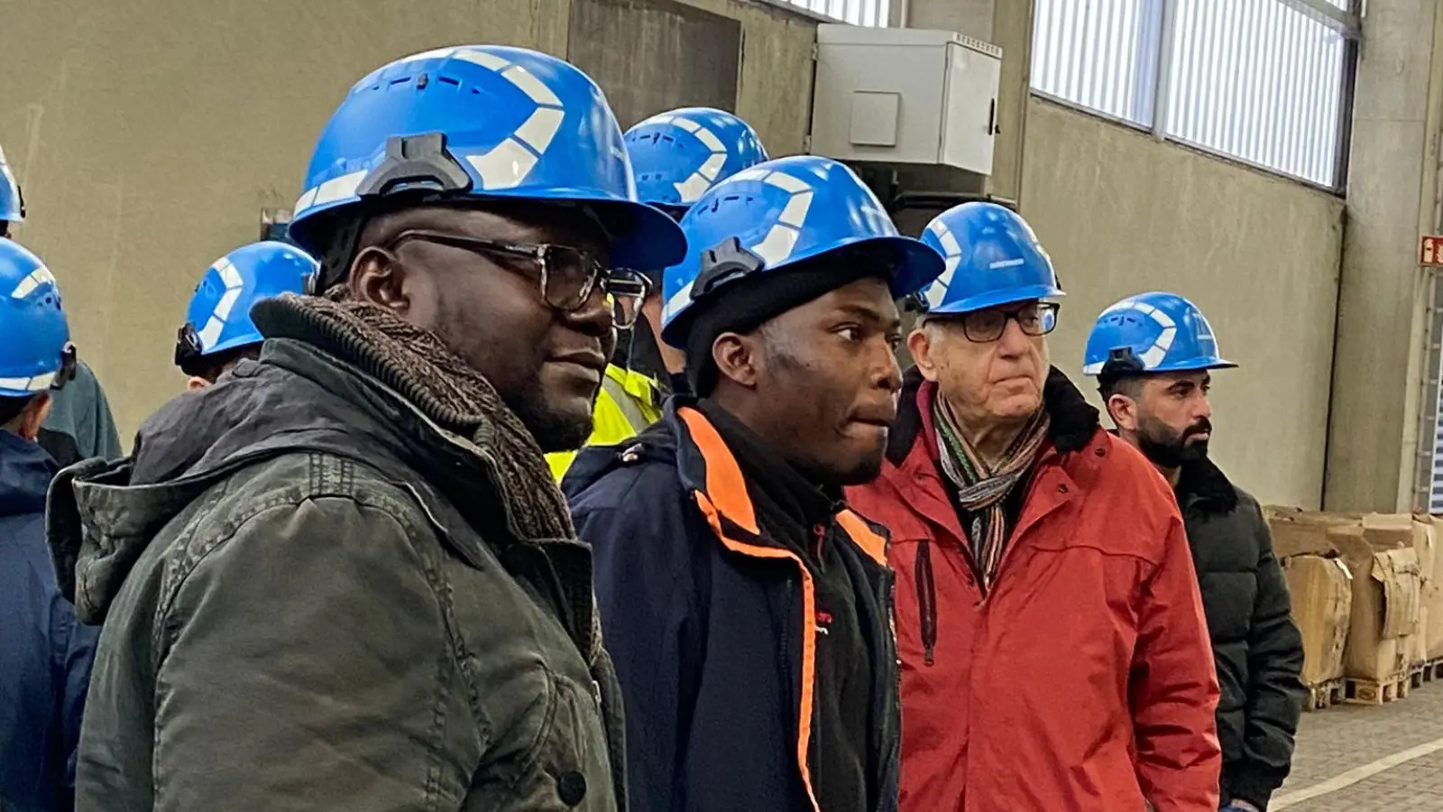 Neue Wege bei der Kontaktaufnahme zu Arbeitskräften ging die Firma Metallbau Köstner. Sie lud Interessierte ein und zeigte vor Ort in Diespeck, wie die Produktion aussieht und welche Tätigkeiten es dort gibt. (Foto: U. Ganter)