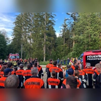 Im Falle eines Waldbrandes ist der reibungslose Ablauf der Einsatzkräfte notwendig. Um im Ernstfall effizient einzgreifen, fand im Dentleiner Forst eine gemeinsame Übung statt. (Foto: Bayerische Staatsforsten)