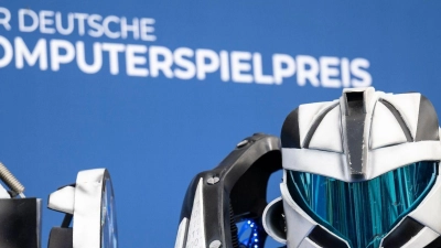 Der Gamescom Bot steht vor der Fotowand mit Schriftzug „Der Deutsche Computerspielpreis“. (Foto: Hannes P Albert/dpa/Archivbild)