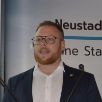 Souverän und humorvoll bewältigte Alexander Müller seine erste Neustädter Bürgerversammlung als Chef im Rathaus.  (Foto: Patrick Lauer)