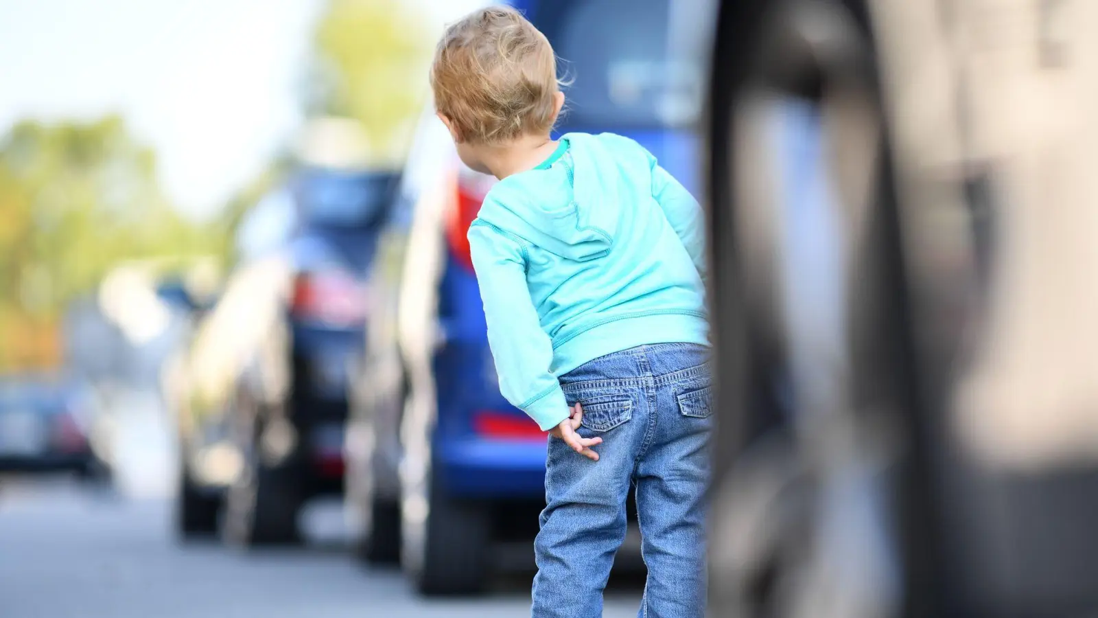 Statt Handgesten zu machen besser bremsbereit und mit angepasster Geschwindigkeit an Kindern am Straßenrand vorbeifahren. (Foto: Uwe Anspach/dpa-tmn)