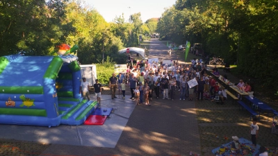 Der Verein Carina, die Eltern für Ansbach, Greenpeace und weitere Beteiligte boten am Rezatparkplatz statt Parktickets Kaffee und Kuchen an. (Foto: Jannic Hofmuth)