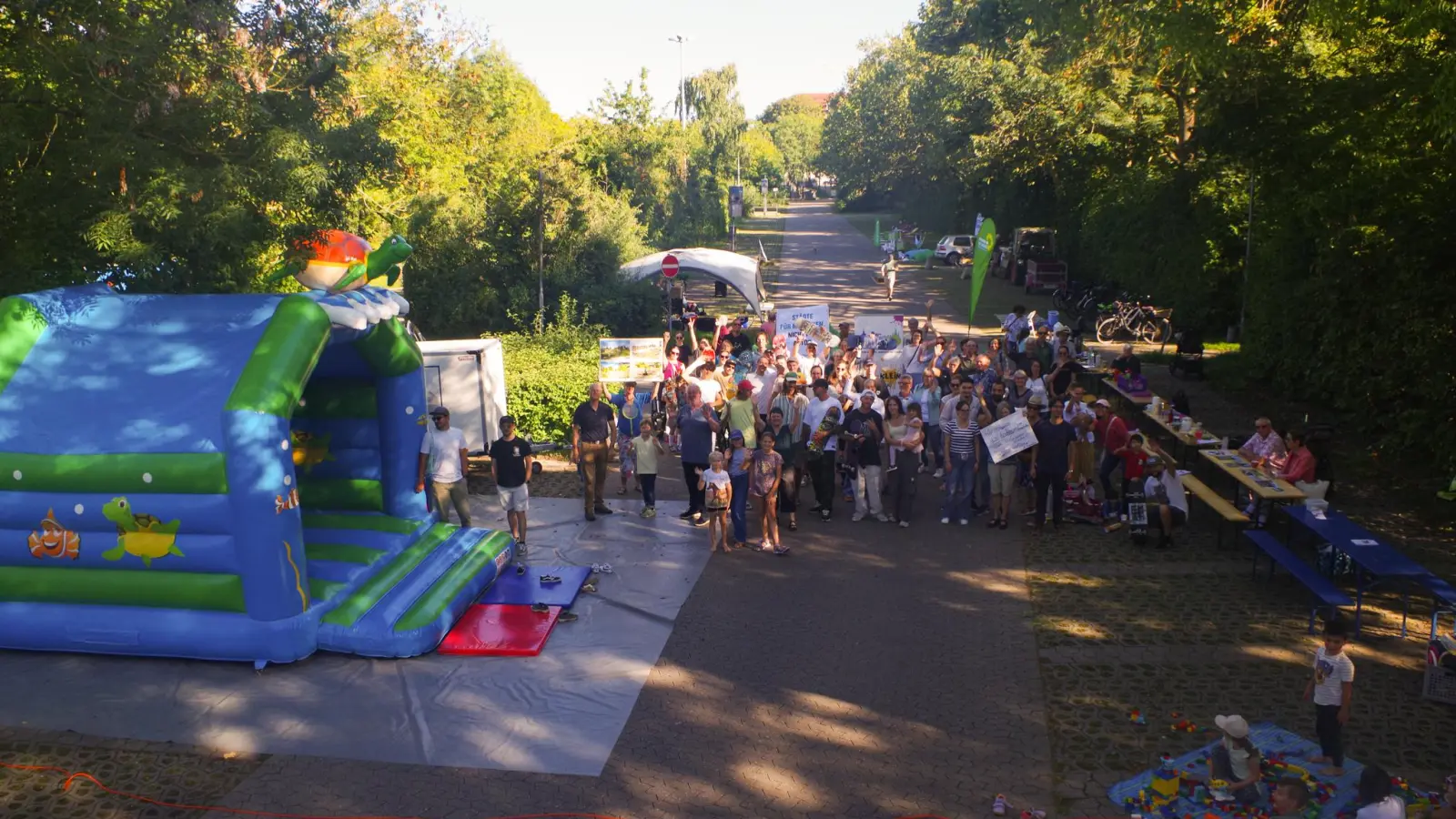 Der Verein Carina, die Eltern für Ansbach, Greenpeace und weitere Beteiligte boten am Rezatparkplatz statt Parktickets Kaffee und Kuchen an. (Foto: Jannic Hofmuth)