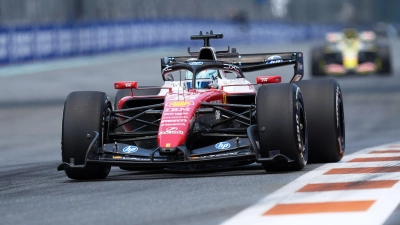 Ferrari-Pilot Charles Leclerc rast in Miami an die Spitze der Zeitentabelle. (Foto: Rebecca Blackwell/AP/dpa)