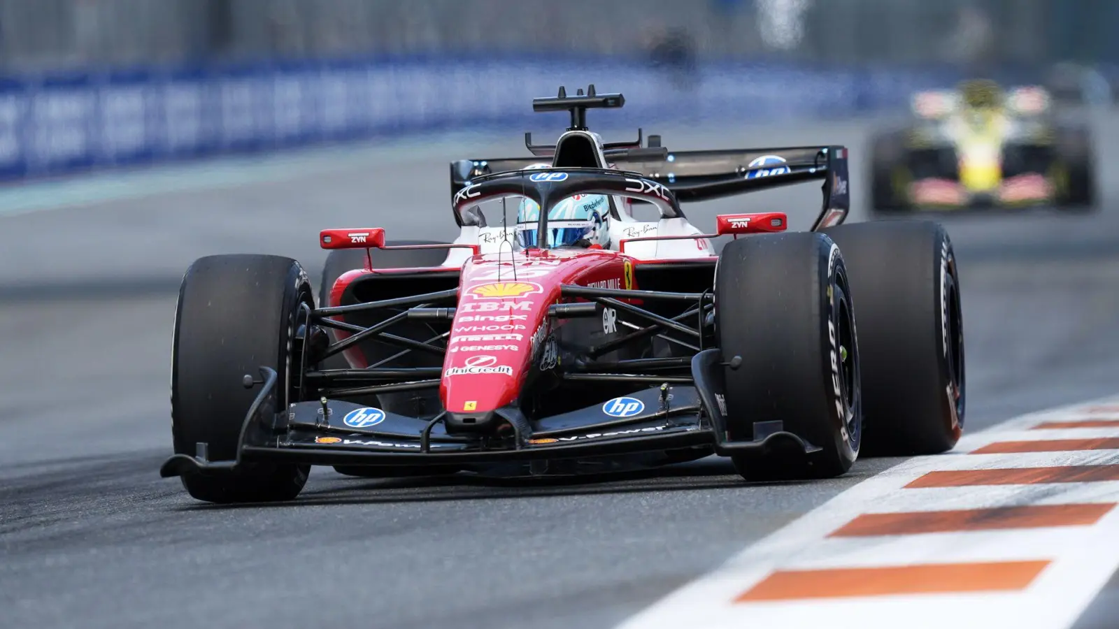 Ferrari-Pilot Charles Leclerc rast in Miami an die Spitze der Zeitentabelle. (Foto: Rebecca Blackwell/AP/dpa)