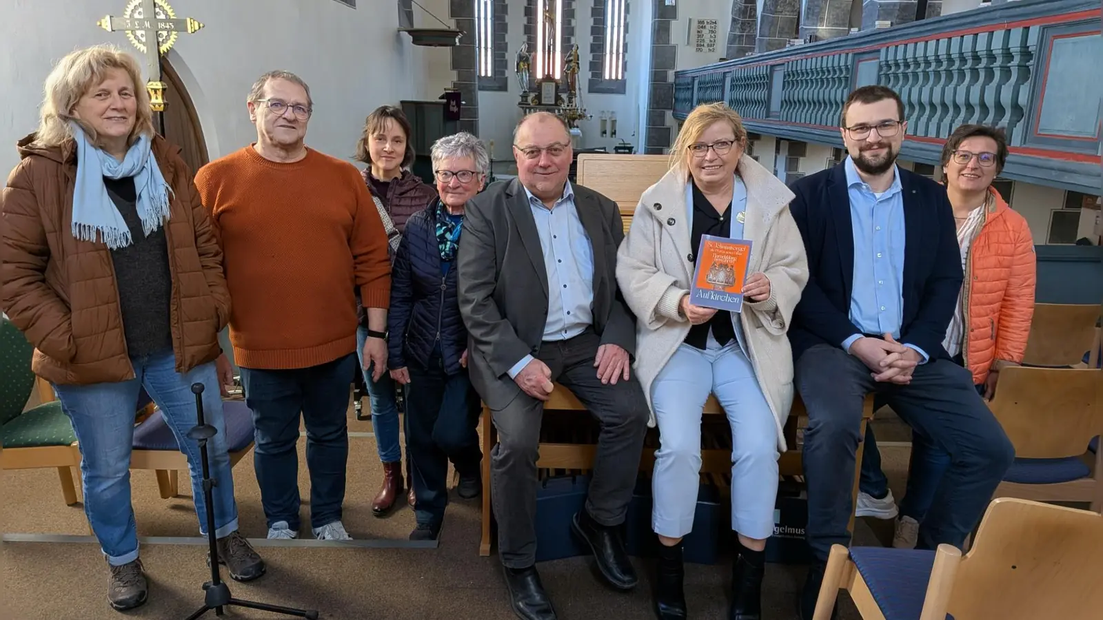 In der Kirche (von links): Ruth Illner, Rainer Schülein (beide Kirchenvorstand), Sonja Hofer, Lore Burger (beide Förderverein), Bürgermeister Karl Fickel, MdL Gabi Schmidt, Pfarrer Christian Dellert und Nicole Ströhlein (Kirchenpflegerin). (Foto: Friedrich Zinnecker)