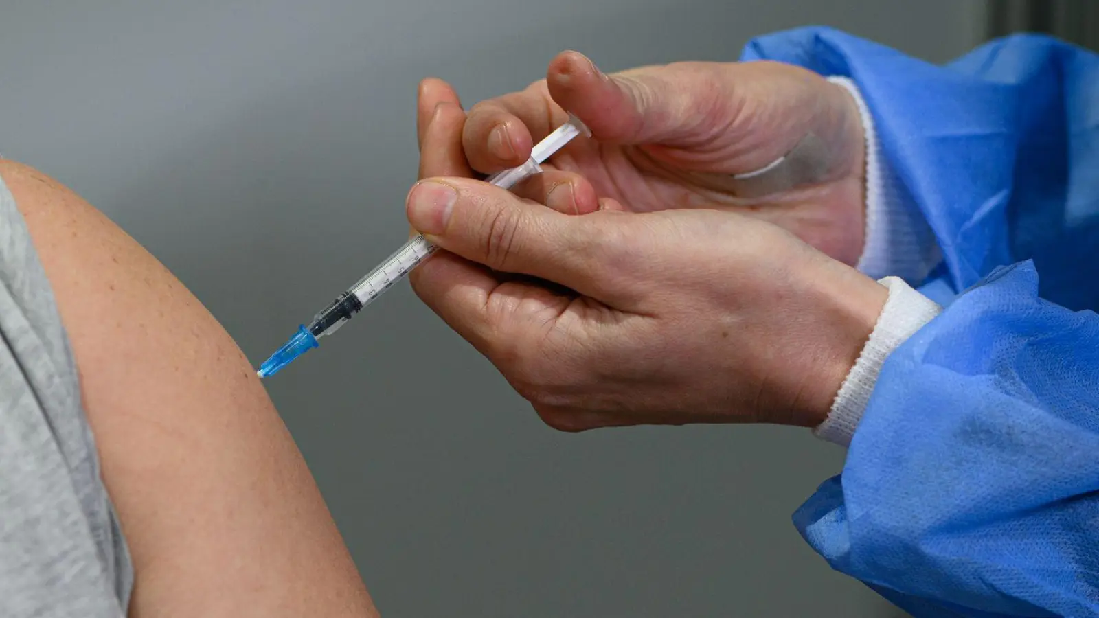 Am BGH geht es heute um die Klage einer Frau, die im März 2021 mit dem Impfstoff Vaxzevria des Herstellers Astrazeneca geimpft wurde. (Symbolbild) (Foto: Robert Michael/dpa-Zentralbild/dpa)