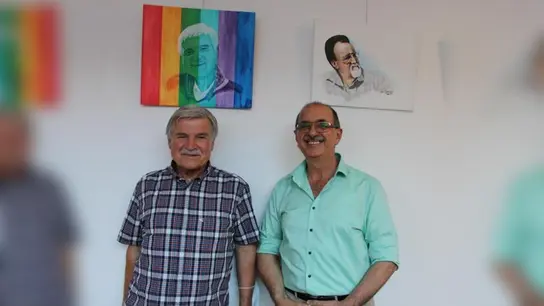 Hans Emmert (links) aus Schillingsfürst hat das künstlerische Talent seines syrischen Freundes Moneer Ballish entdeckt, ihn zum Malen ermuntert und unterstützt ihn bei Projekten wie Ausstellungen.  (Foto: Kristina Schmidl)