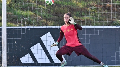 Herausforderin im Tor der DFB-Auswahl: Ena Mahmutovic. (Foto: Uwe Anspach/dpa)