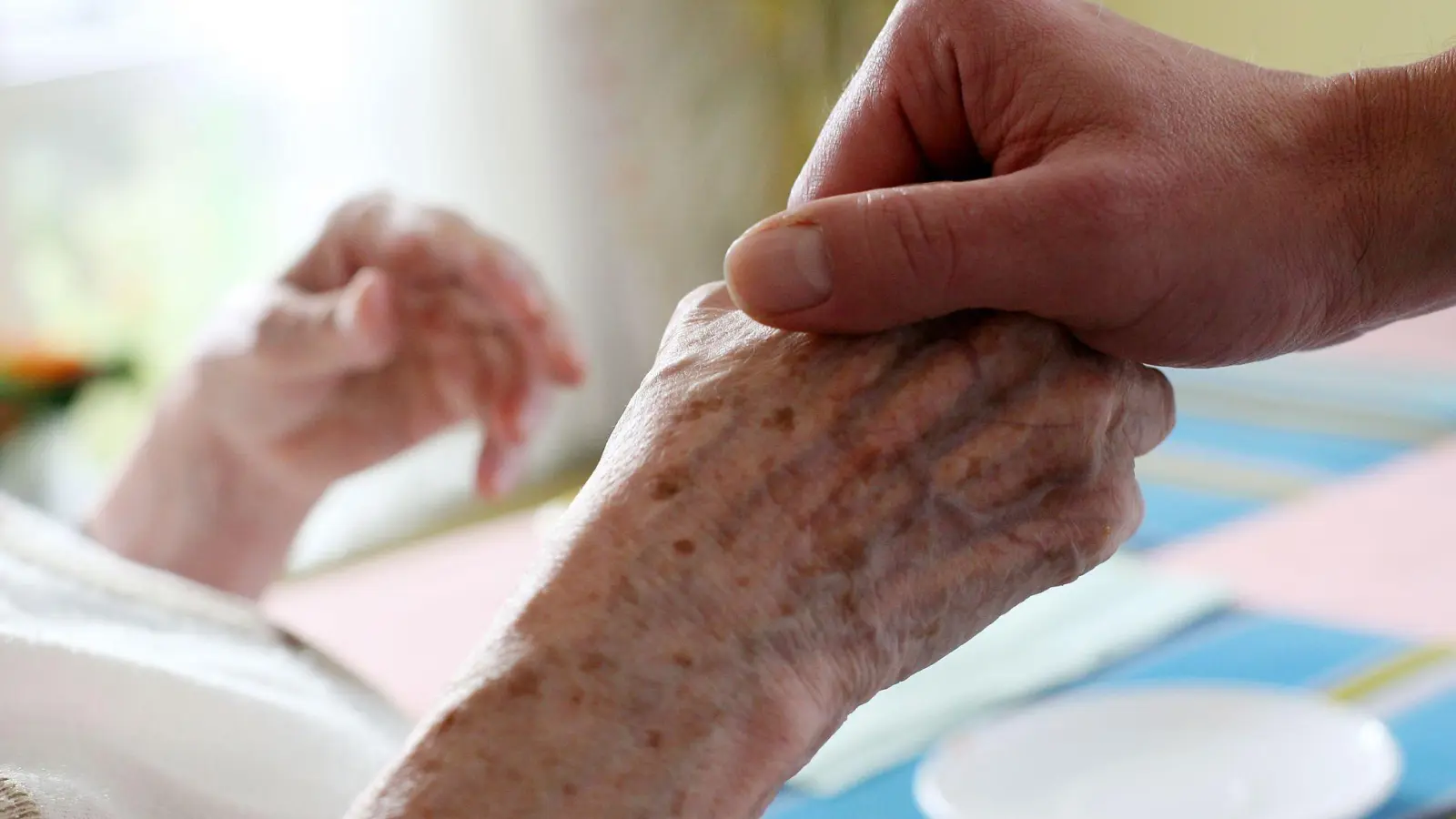 Ein paar Tage wegfahren, um aufzutanken: Pflegende Angehörige müssen auch auf ihr eigenes Wohlergehen achten. Dann muss Ersatz gefunden - und finanziert - werden.  (Foto: Oliver Berg/dpa/dpa-tmn)