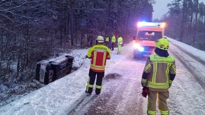 Der erste größere Unfall nach zum Teil heftigen Schneefällen am Mittwoch: Dieses Auto überschlug sich zwischen Lenkersheim und Linden und blieb im Graben liegen. (Foto: Rainer Weiskirchen)