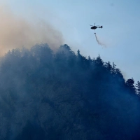 Die Feuerwehr versucht den Brand auch mit Löschhubschraubern zu bekämpfen. (Foto: Uwe Lein/dpa)